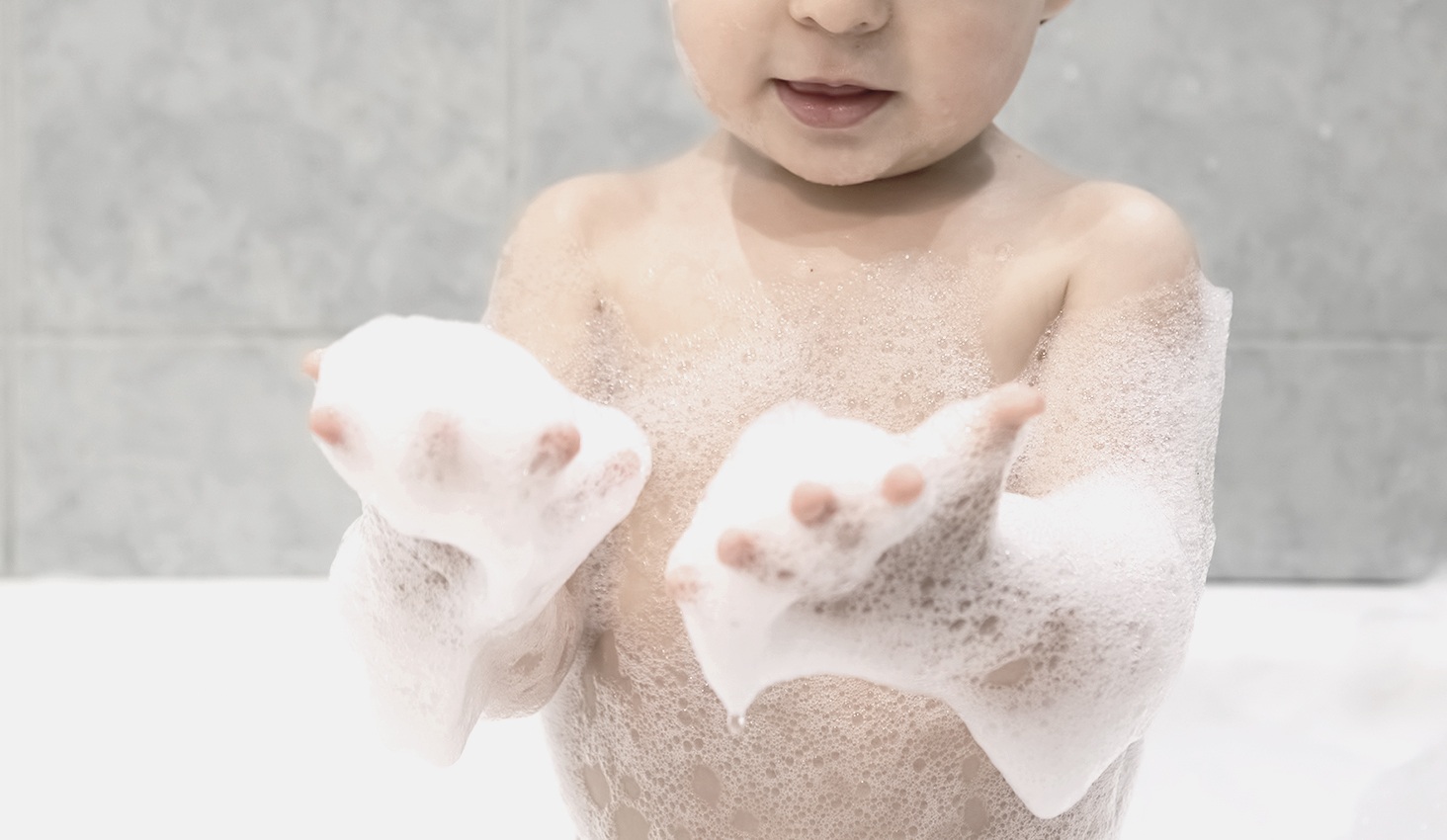niño usando jabón para bebé