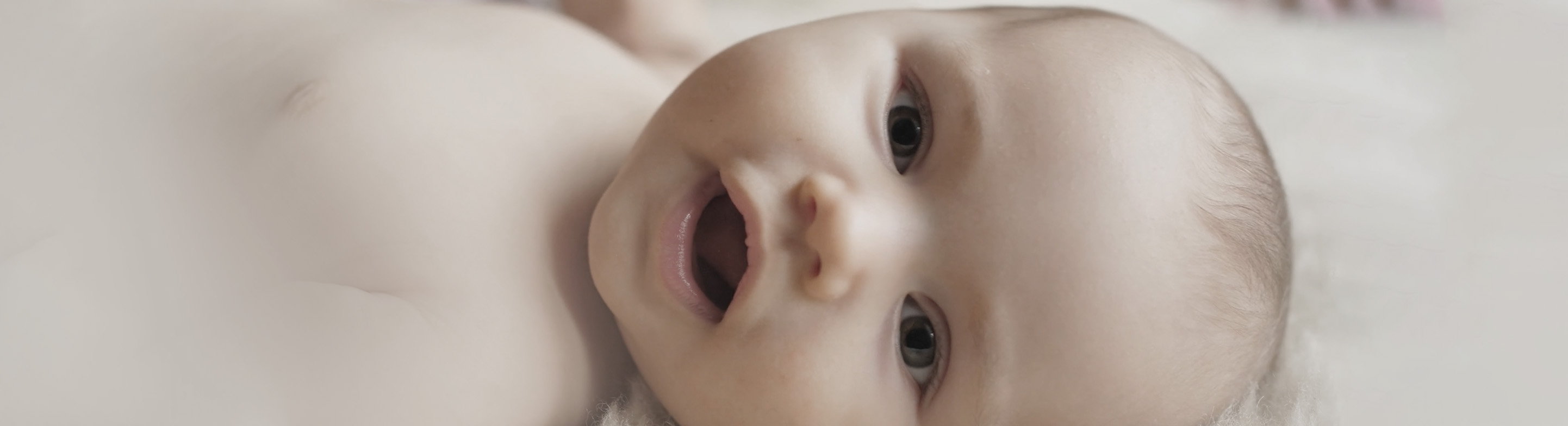 Mamá feliz con su bebé en brazos